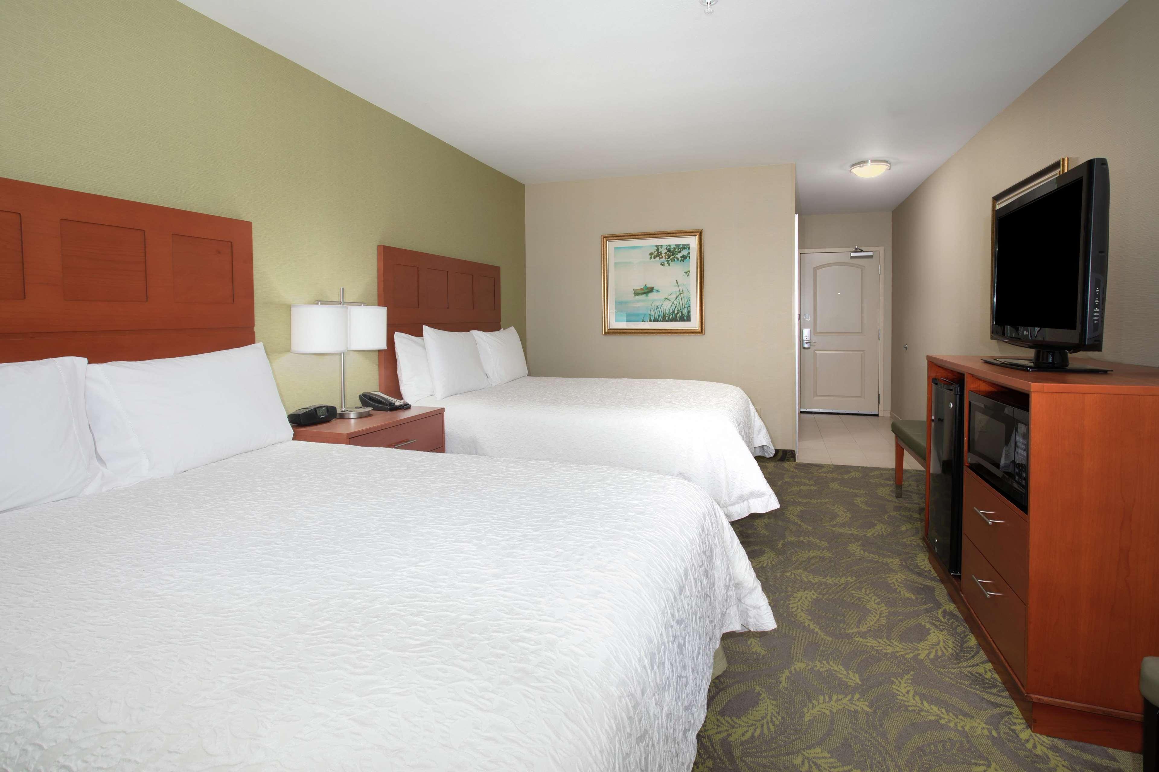 Hampton Inn & Suites Astoria Exterior photo
