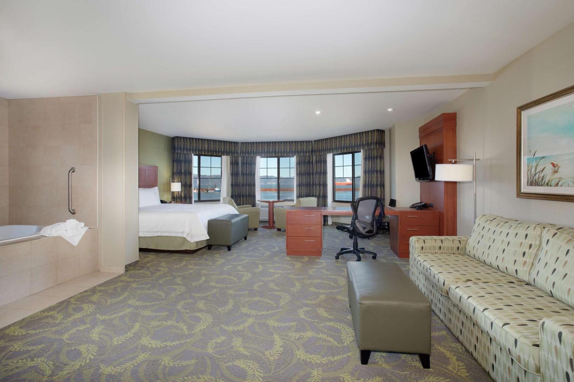 Hampton Inn & Suites Astoria Exterior photo